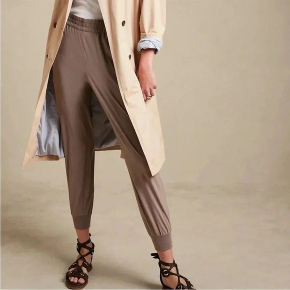 Banana Republic Air stretch jogger pants in taupe - Picture 1 of 10